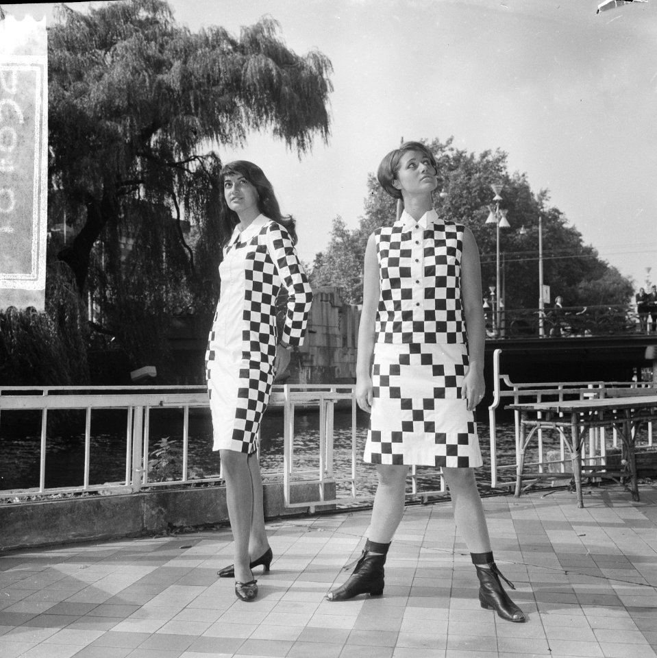 Teenbeat Look 1966, zwart-wit geblokt dessin van couturie Henk Wichers, Bestanddeelnr 918-1852
