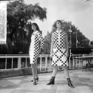 Teenbeat Look 1966, zwart-wit geblokt dessin van couturie Henk Wichers, Bestanddeelnr 918-1852