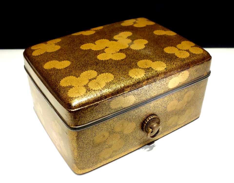 Tebako (cosmetic box), Muromachi period, 16th century, scattered chrystanthemum crests in maki-e lacquer - Tokyo National Museum - DSC05117