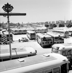 Tel Aviv op sabbat autobussen op de parkeerplaats van de remise, Bestanddeelnr 255-1893