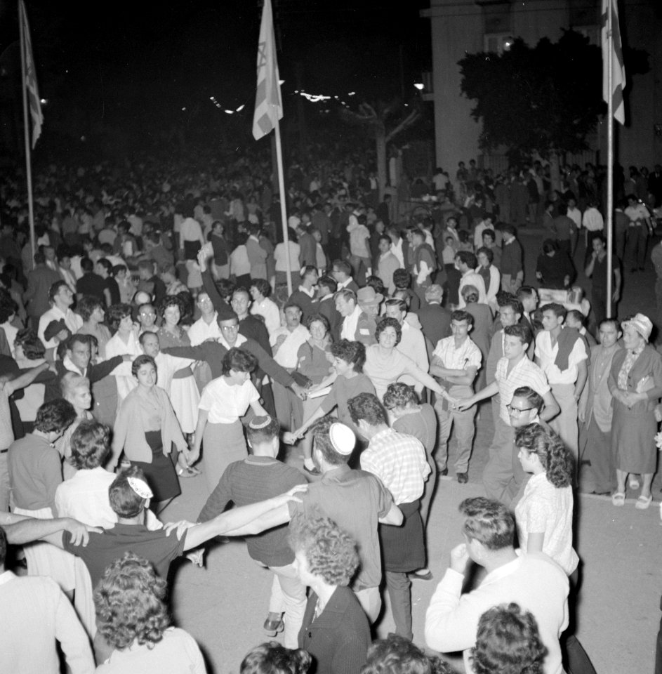 Tel Aviv. Viering Onafhankelijkheidsdag. Een aantal mensen dansen des avonds in , Bestanddeelnr 255-1922