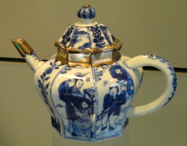 Teapot with Scene from Romance of the Western Chamber, c. 1680-1720, Jingdezhen, hard-paste porcelain with underglaze cobalt - Gardiner Museum, Toronto - DSC00723
