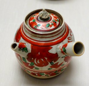 Teapot with flower and bird design, by Ogata Shuhei, Edo period, 1800s AD, porcelain, overglaze enamel - Tokyo National Museum - Tokyo, Japan - DSC09360