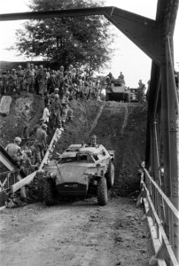 Tegal zodra de herstelde brug bij Tjomal het houdt, rolt luitenant Govers er me, Bestanddeelnr 1830
