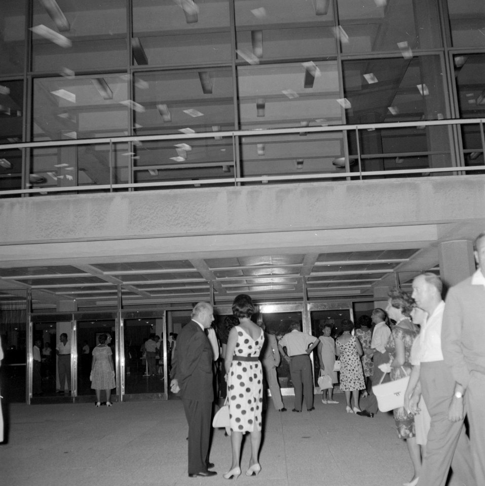 Tel Aviv. Frederic R. Mann Auditorium bij avond gezien vanaf het parkeerterrein , Bestanddeelnr 255-4556