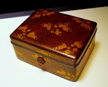 Tebako with chrysanthemum branch design, Nambokucho period, 1300s AD, maki-e lacquer - Tokyo National Museum - Ueno Park, Tokyo, Japan - DSC08703