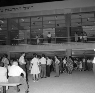Tel Aviv. Frederic R. Mann Auditorium bij avond gezien vanaf het parkeerterrein , Bestanddeelnr 255-4554