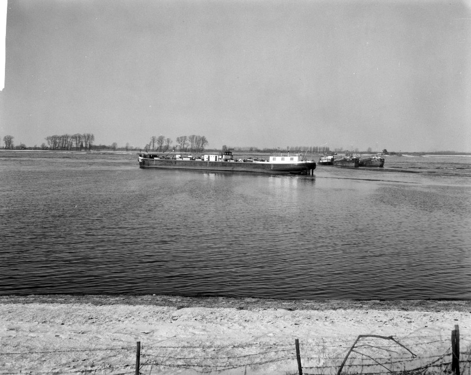 Tanker vaart weiland binnen, tanker Patria uit Hamburg bij fort St. Andries tuss, Bestanddeelnr 918-6776