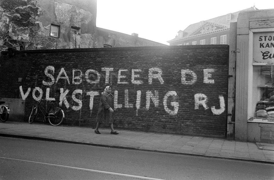Tekst op muur in Jodenbreestraat tegen volkstelling, Amsterdam, Bestanddeelnr 924-2496