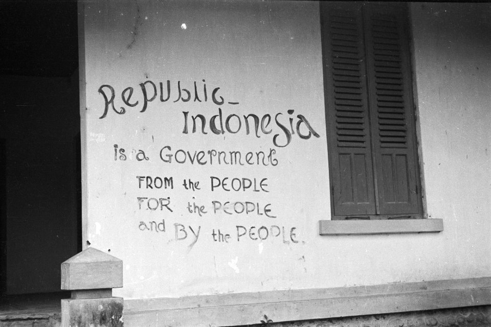 Tekst op een muur 'Republic Indonesia is a government from the people, for the , Bestanddeelnr 316-5-4