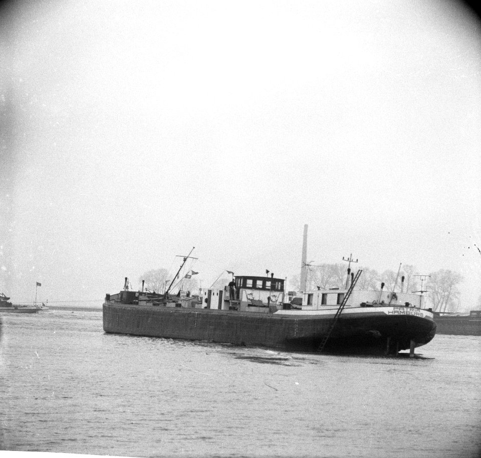 Tanker Patria uit Hamburg in weiland te Sint Andries , dek nabij stuurhut kapite, Bestanddeelnr 918-7255