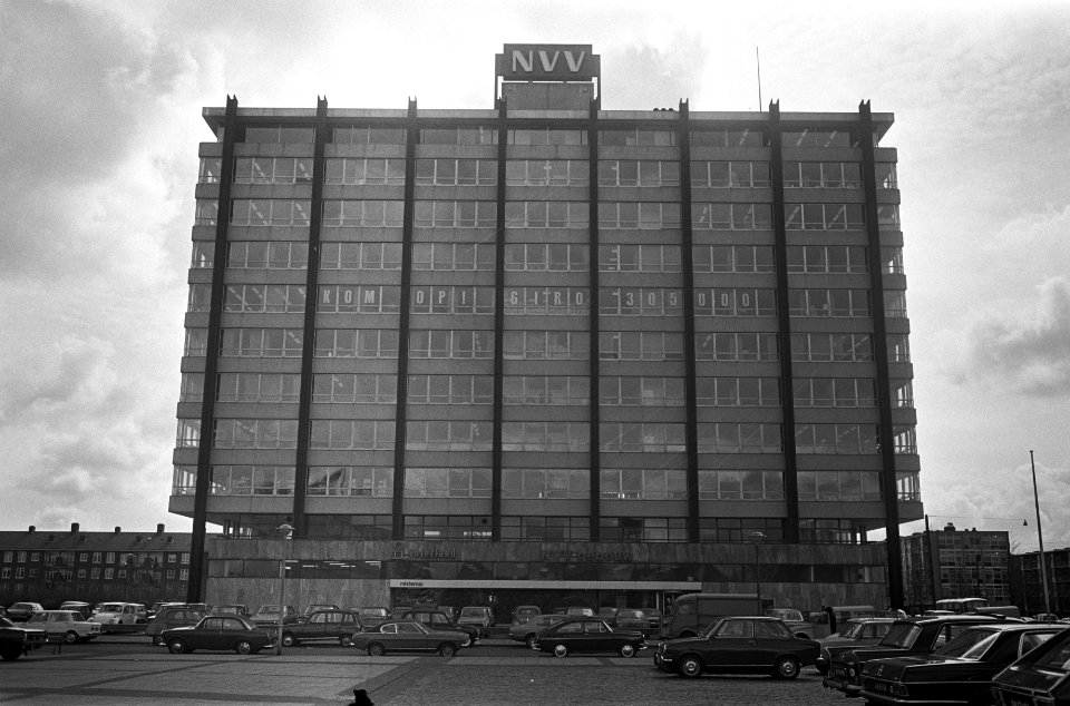 Tekst Kom op op NVV-gebouw te Amsterdam, opdracht WIK, Bestanddeelnr 926-3427