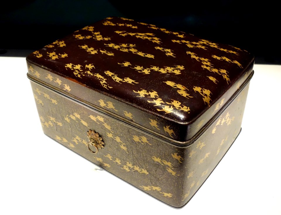 Tebako (cosmetic box), Kamakura period, 13th century, plover design in maki-e lacquer - Tokyo National Museum - DSC05113