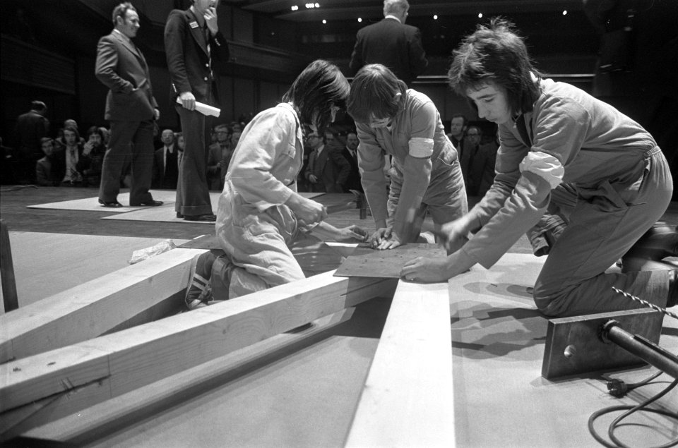Technische scholieren tijdens demonstratie spanttimmeren Houtdag 1974 in de RA, Bestanddeelnr 927-5692