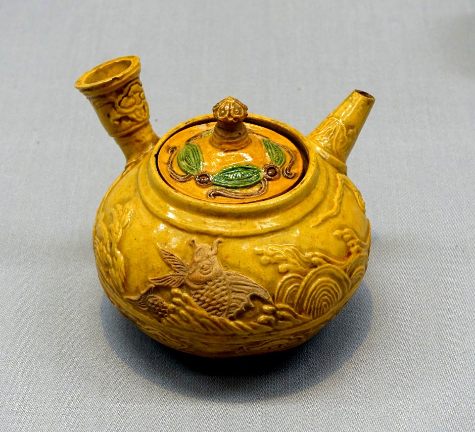 Teapot with rough waves design, by Aoki Mokubei, Japan, Edo period, 1800s AD, ceramic, yellow glaze - Tokyo National Museum - Tokyo, Japan - DSC08963