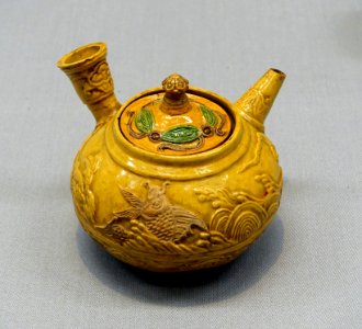 Teapot with rough waves design, by Aoki Mokubei, Japan, Edo period, 1800s AD, ceramic, yellow glaze - Tokyo National Museum - Tokyo, Japan - DSC08963