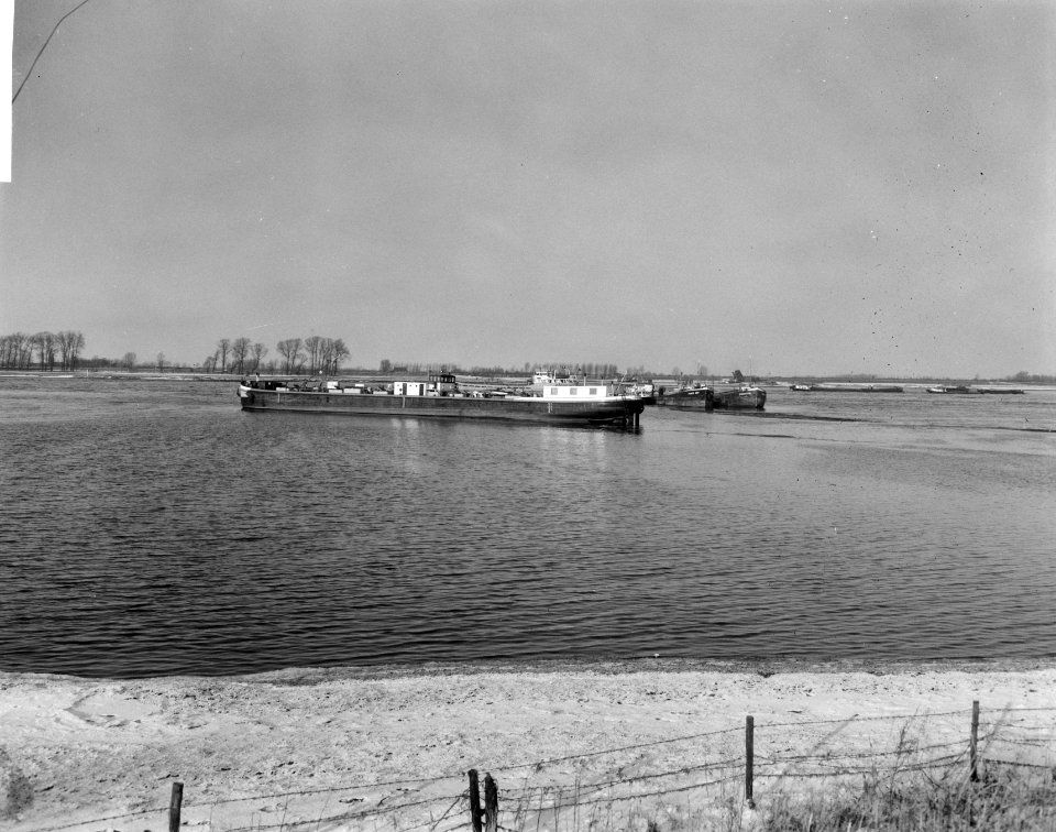 Tanker vaart weiland binnen, tanker Patria uit Hamburg bi fort St. Andries tusse, Bestanddeelnr 918-6775