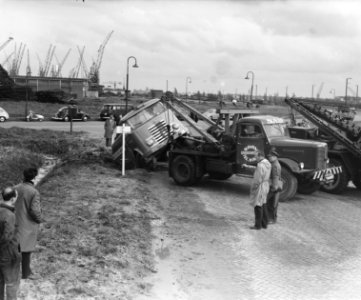 Tankauto door het wegdek gezakt op de Petroleumhavenweg, Bestanddeelnr 910-3265