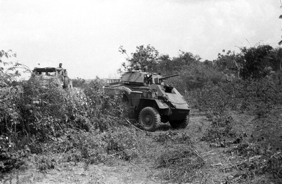 Tegal. Humber gevechtswagen in het veld, gevolgd door een GMC C15 TA, Bestanddeelnr 1820