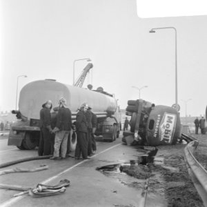 Tankauto van Mobil is gekanteld, hoek Middenweg, Gooiseweg bij Diemen te Amsterd, Bestanddeelnr 922-1450