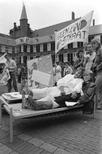 Tehuisjongeren demonstreren op Binnenhof tegen beddenreductie, Bestanddeelnr 933-0015