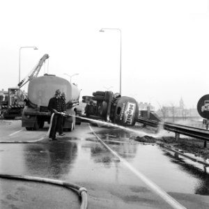 Tankauto van Mobil is gekanteld, hoek Middenweg, Gooiseweg bij Diemen te Amsterd, Bestanddeelnr 922-1445