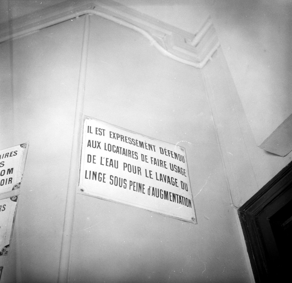 Tekstbordje met een verbod in de hal van het appartementencomplex, Bestanddeelnr 252-9300