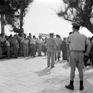 Tel Aviv. Demonstratie met spandoeken van gedemobiliseerde militairen in 1949 vo, Bestanddeelnr 255-1344