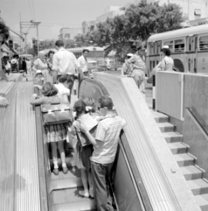Tel Aviv, Magen Davidplein. Roltrap waarop ondermeer schoolkinderen met schoolta, Bestanddeelnr 255-1783