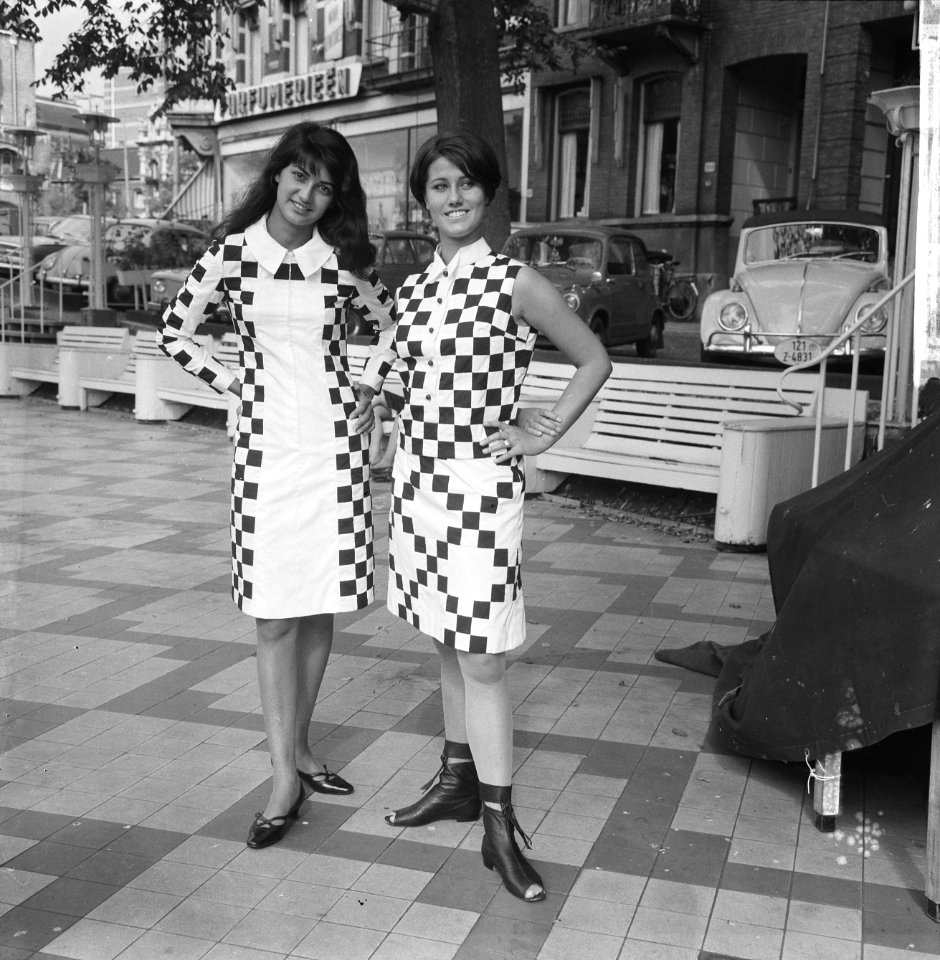 Teenbeat Look 1966, zwart-wit geblokt dessin van couturie Henk Wichers, Bestanddeelnr 918-1849