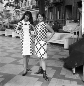 Teenbeat Look 1966, zwart-wit geblokt dessin van couturie Henk Wichers, Bestanddeelnr 918-1849