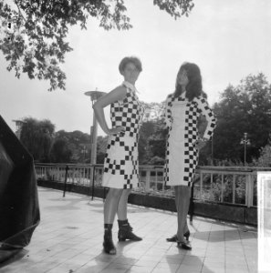 Teenbeat Look 1966, zwart-wit geblokt dessin van couturie Henk Wichers, Bestanddeelnr 918-1851