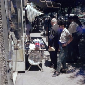 Tel Aviv, Allenby Road voorbijgangers monsteren een uitstalling van keppeltjes , Bestanddeelnr 255-9348