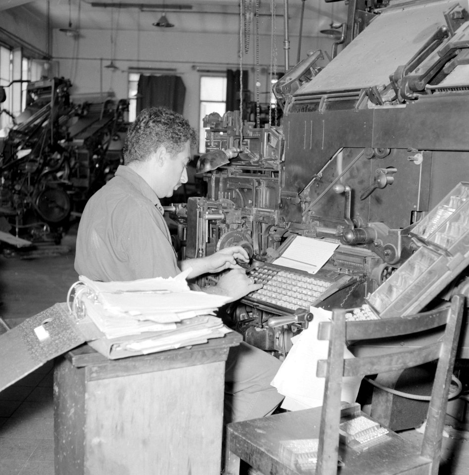Tel Aviv. Typograaf aan het werk achter een linotype zetmachine in de drukkerij , Bestanddeelnr 255-1877