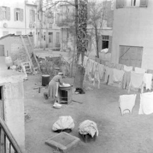 Tel Aviv Erven tussen woningen met een Jeminitische vrouw aan de was en wasgoed, Bestanddeelnr 255-1301