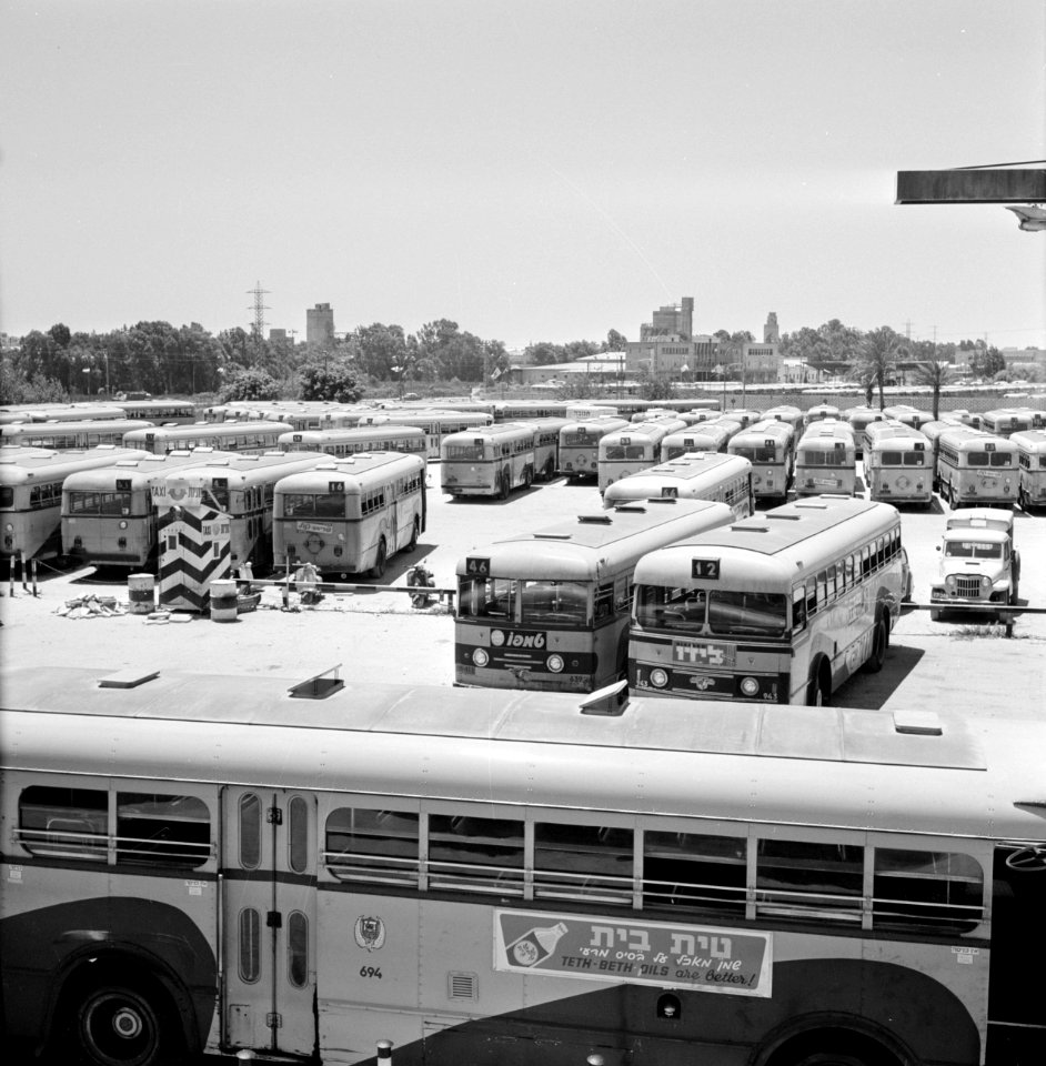 Tel Aviv op sabbat autobussen op de parkeerplaats van de remise. Op de achtergr, Bestanddeelnr 255-1894
