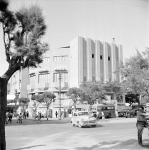 Tel Aviv. Mograbyplein in het centrum van de stad met bioscooptheater en autover, Bestanddeelnr 255-1314