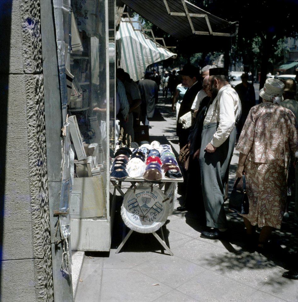 Tel Aviv. Allenby Road. Wandelaars monsteren een collectie keppeltjes die voor e, Bestanddeelnr 255-9217