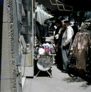 Tel Aviv. Allenby Road. Wandelaars monsteren een collectie keppeltjes die voor e, Bestanddeelnr 255-9217