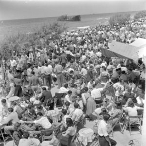 Tel Aviv. Overvol terras aan de strandboulevard op sabbathmorgen met zicht op he, Bestanddeelnr 255-1368