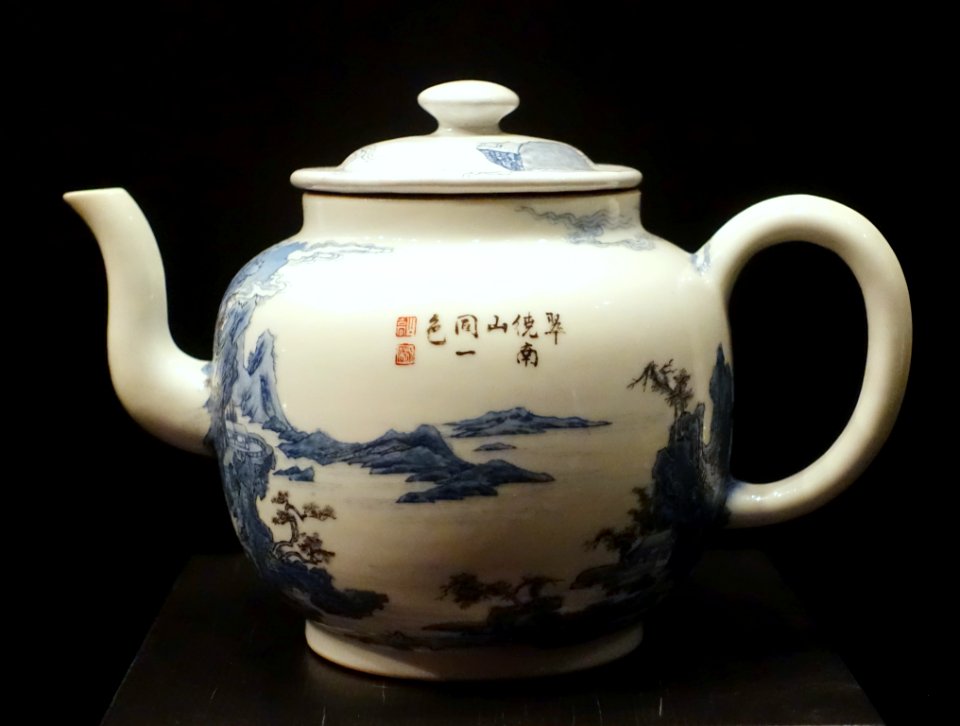 Teapot with landscape, China, Qing dynasty, Yongzheng period, 1723-1735 AD, porcelain with underglaze blue - Östasiatiska museet, Stockholm - DSC09649