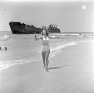 Tel Aviv. Strand bij de strandboulevard. Een dame in bikini tijdens het spelen v, Bestanddeelnr 255-1373 photo