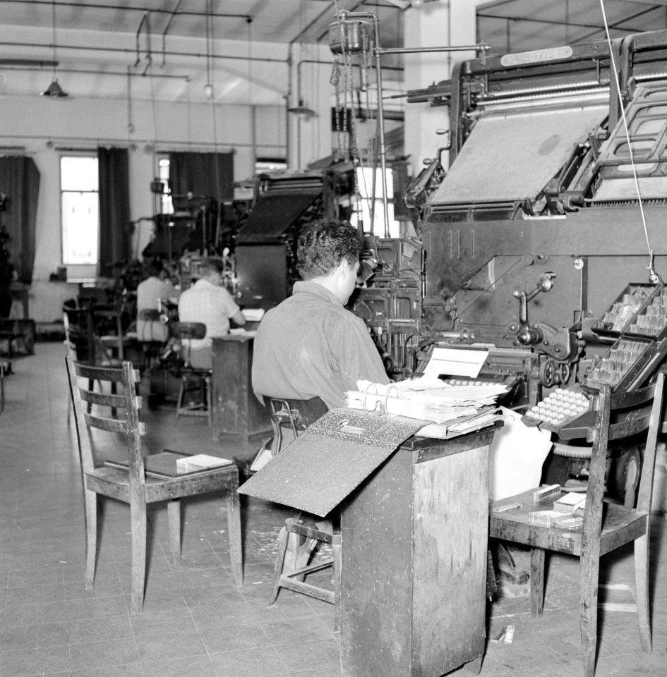 Tel Aviv. Typografen aan het werk achter linotype zetmachines in de drukkerij wa, Bestanddeelnr 255-1876