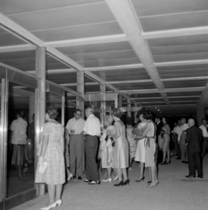 Tel Aviv Frederic R Mann Auditorium bij avond gezien vanaf het parkeerterrein , Bestanddeelnr 255-4557