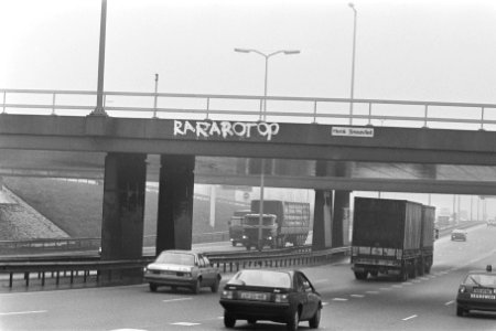 Tekst Rara rot op op viaduct over Ringweg in Amsterdam, Bestanddeelnr 933-8686