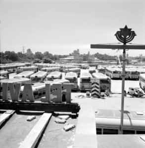 Tel Aviv op sabbat autobussen op de parkeerplaats van de remise. Op de achtergr, Bestanddeelnr 255-1895
