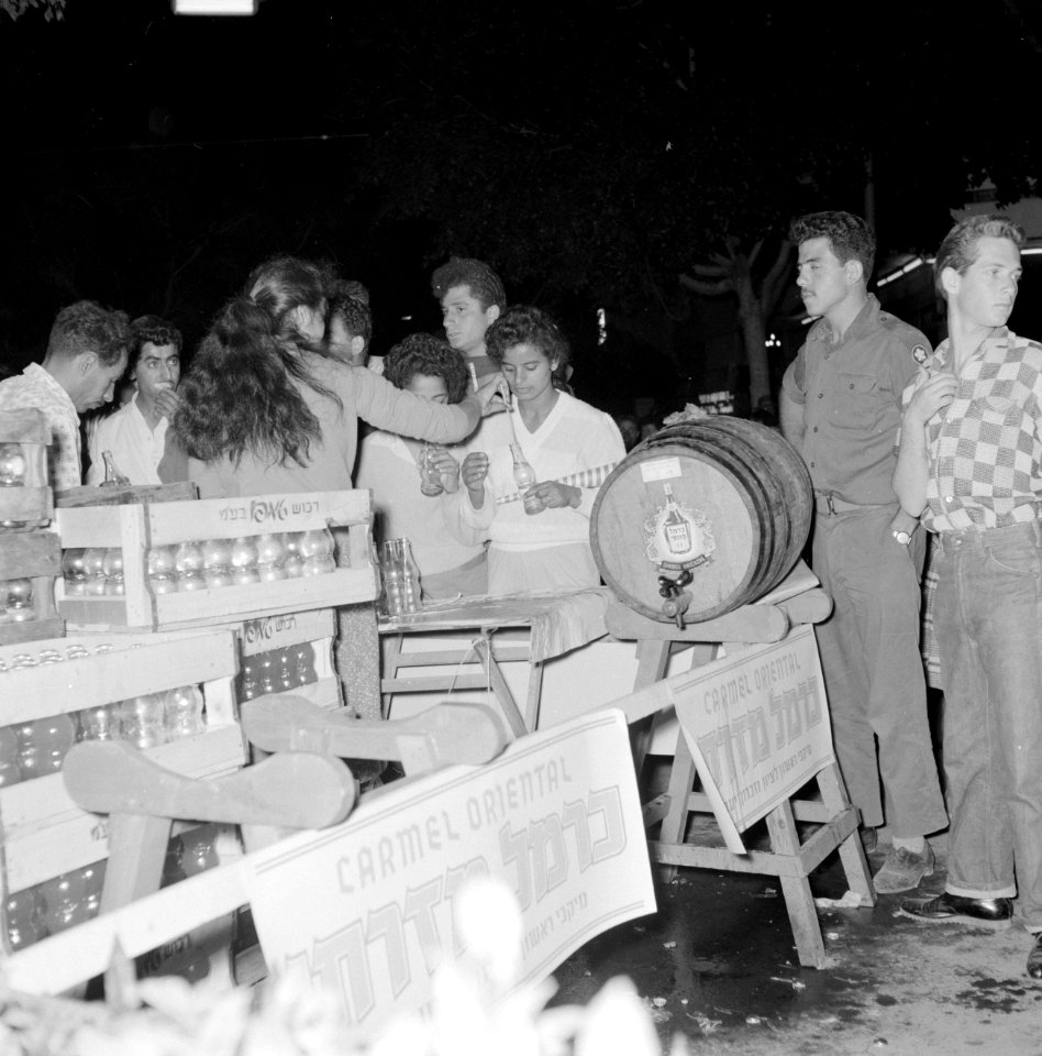 Tel Aviv. Viering onafhankelijkheidsdag. Kraampje waar dranken van het merk Carm, Bestanddeelnr 255-1932