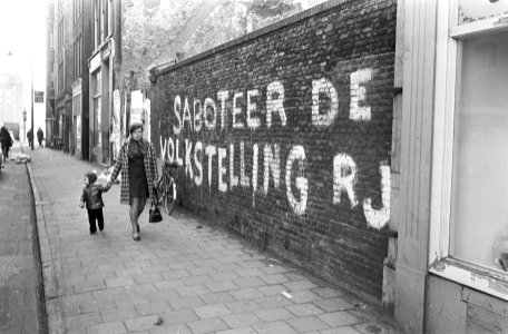 Tekst op muur in Jodenbreestraat tegen volkstelling, Amsterdam, Bestanddeelnr 924-2494