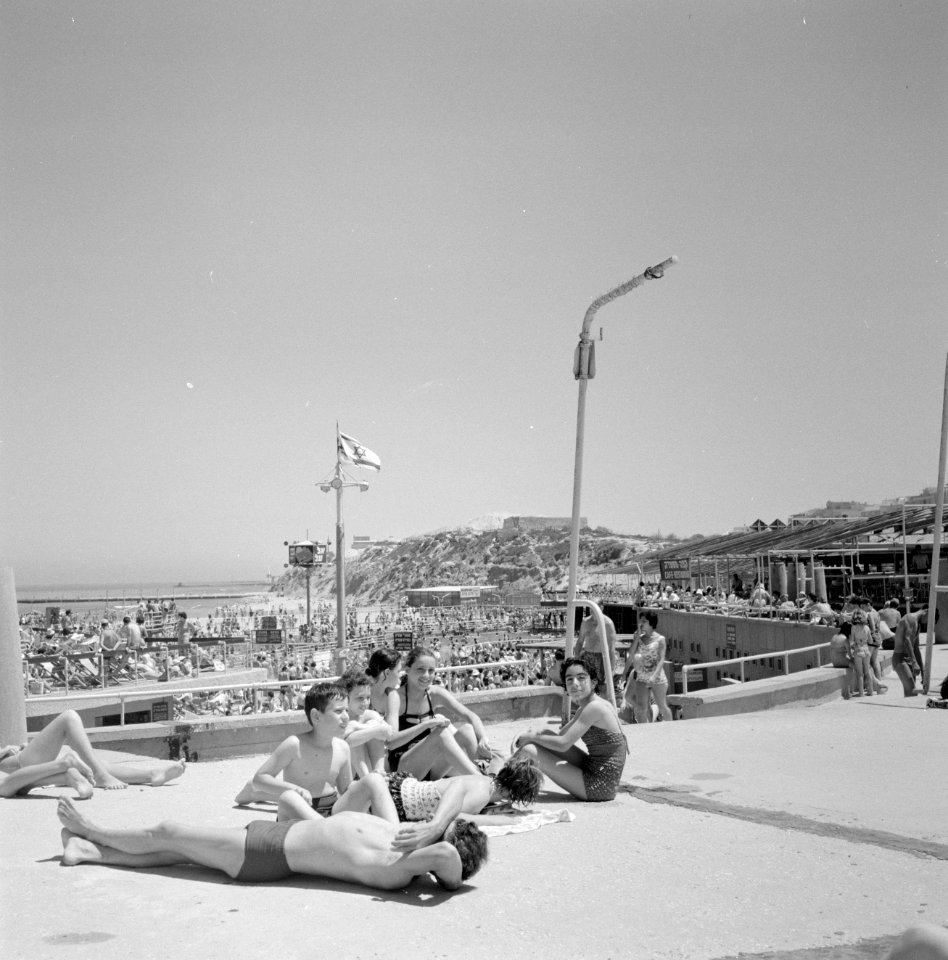 Tel Aviv. Groep kinderen op sabbat aan het zonnebaden op een betonnen plateau aa, Bestanddeelnr 255-1961
