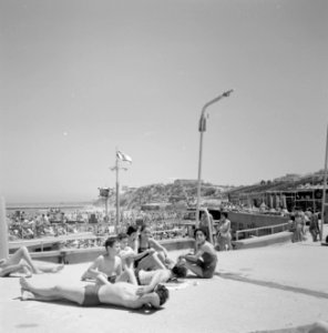 Tel Aviv. Groep kinderen op sabbat aan het zonnebaden op een betonnen plateau aa, Bestanddeelnr 255-1961